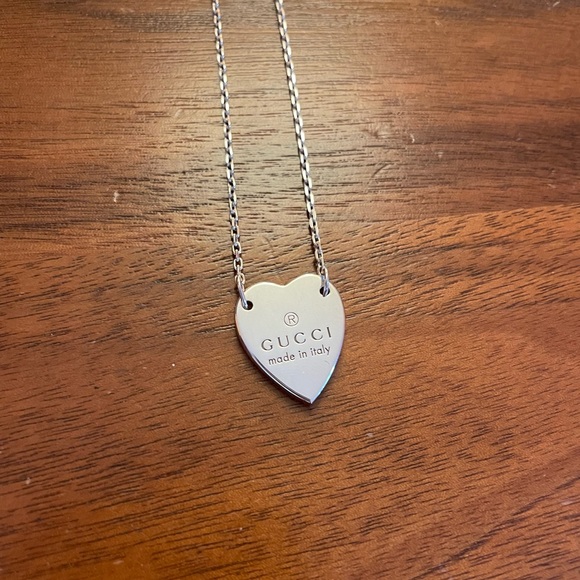 Real GUCCI TRADEMARK NECKLACE WITH HEART PENDANT (silver). - Picture 2 of 5